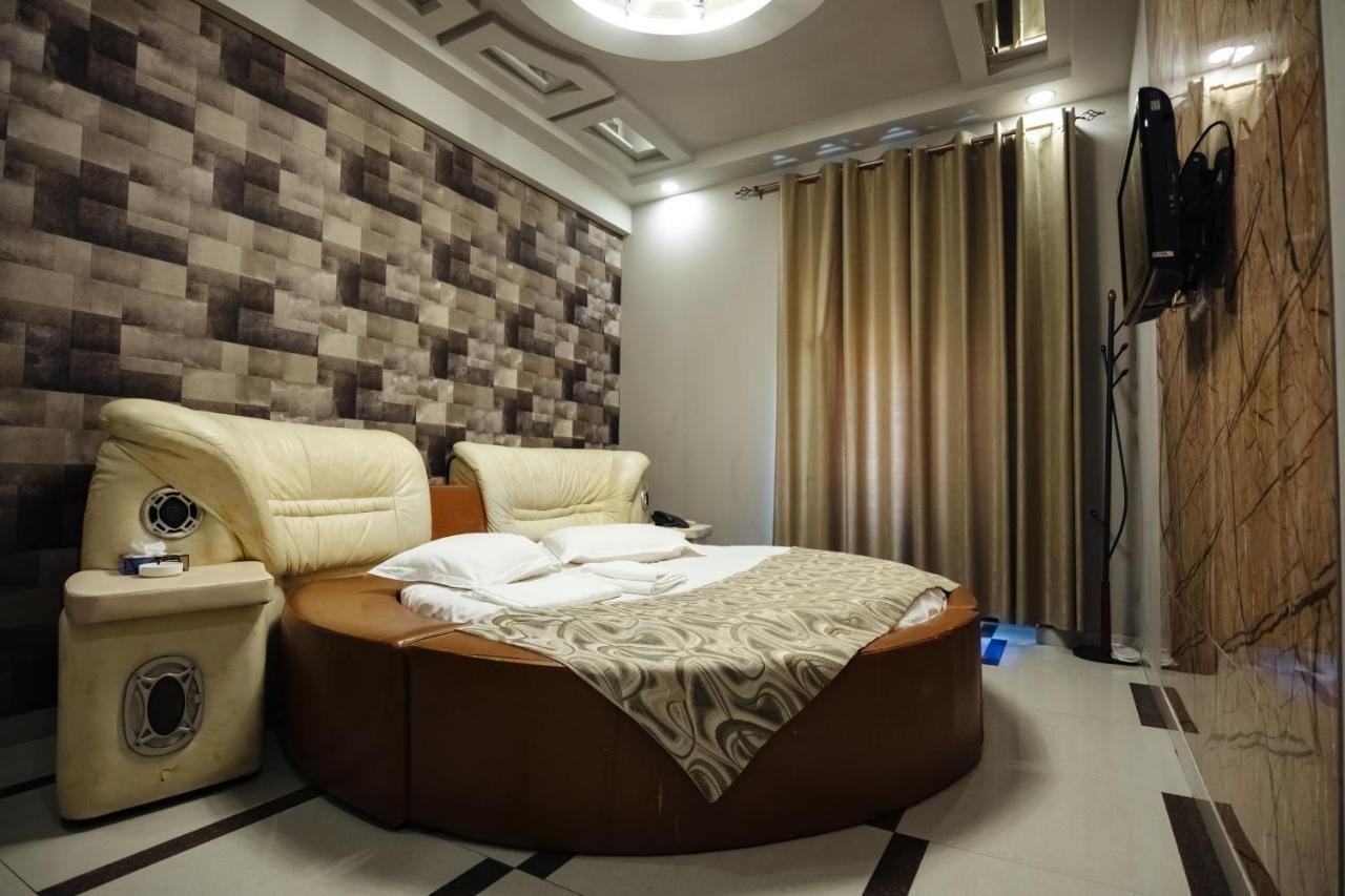 Golden Seconds Hotel Yerevan Exterior photo