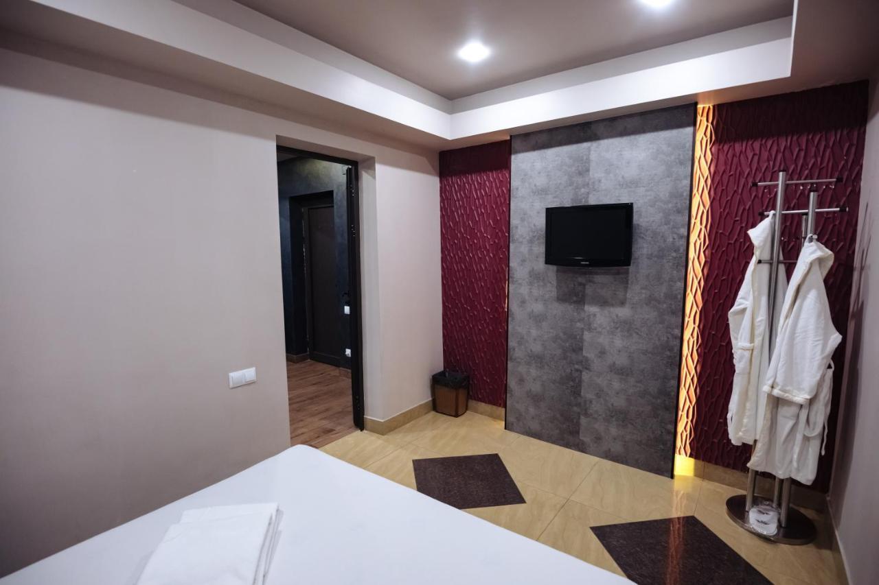 Golden Seconds Hotel Yerevan Exterior photo